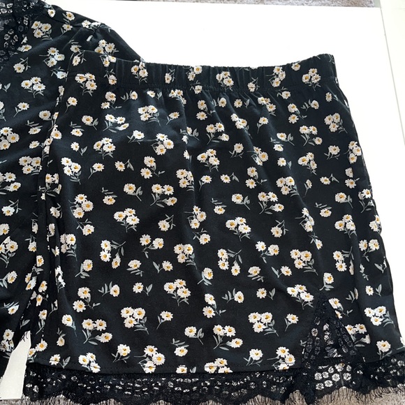 Two piece shein skirt and button up long sleeve floral and lace 💐🖤never worn - Picture 5 of 6